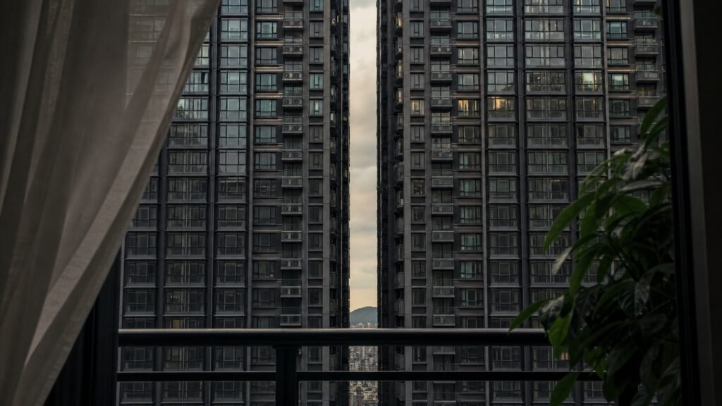 從住宅望向兩棟高樓間的狹窄縫隙,示意天斬煞與窄管效應