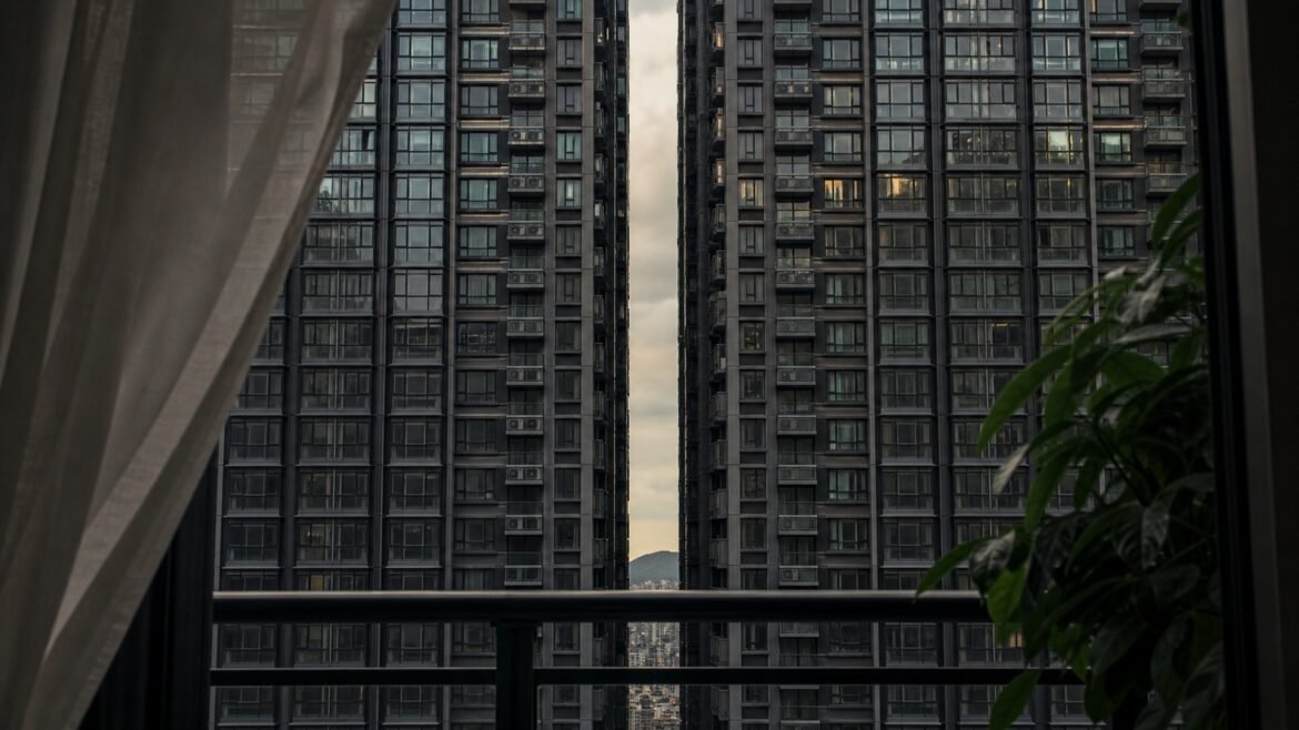 從住宅望向兩棟高樓間的狹窄縫隙，示意天斬煞與窄管效應
